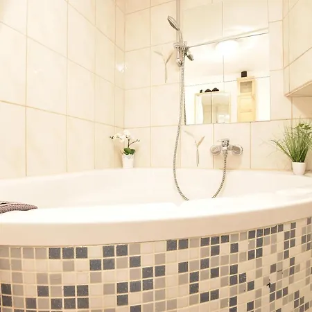 Huge In Awesome Location With Parking Apartman