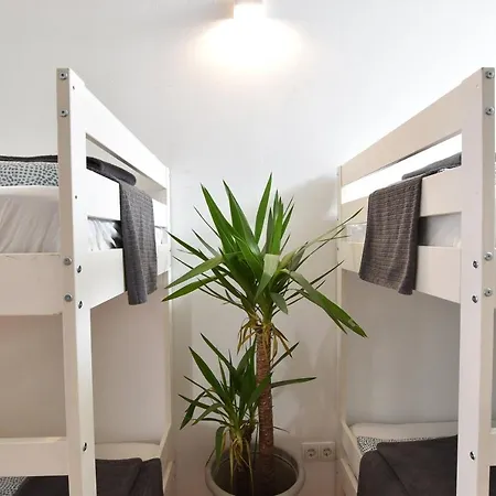 Huge In Awesome Location With Parking 公寓