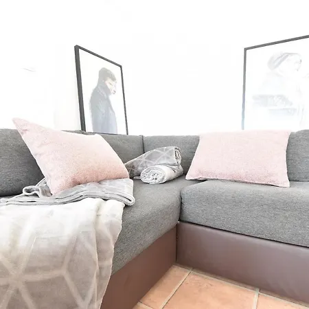 Huge In Awesome Location With Parking Innsbruck
