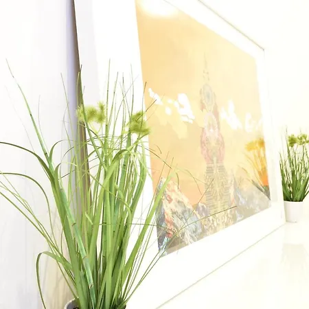 Huge In Awesome Location With Parking Apartman