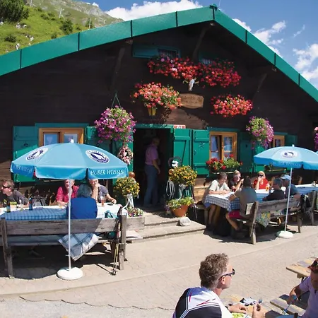 Апартаменты Huge In Awesome Location With Parking Инсбрук