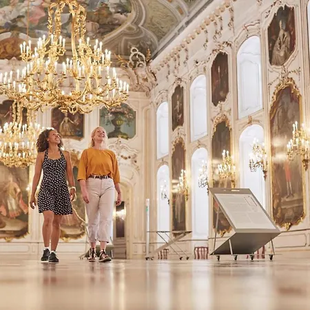 Апартаменты Huge In Awesome Location With Parking