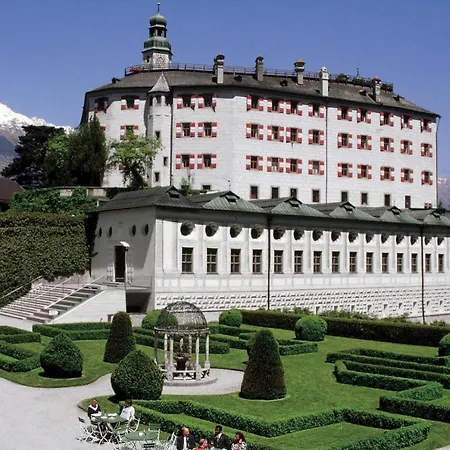 Huge In Awesome Location With Parking Innsbruck