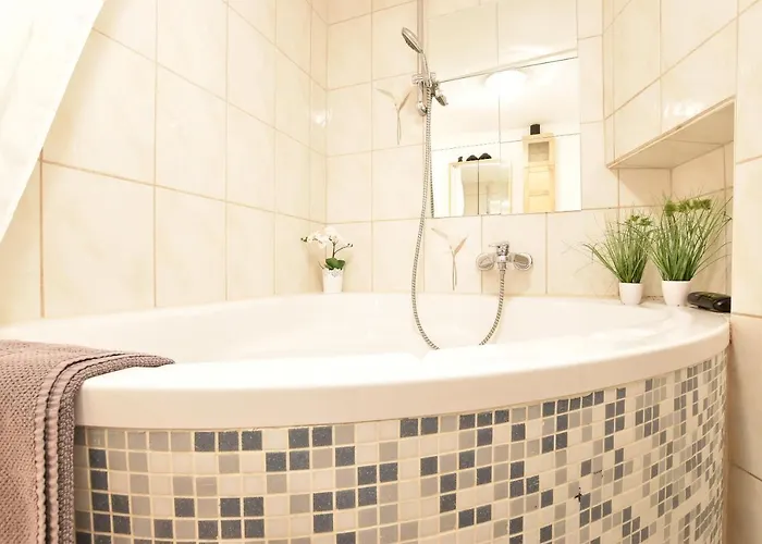 Huge In Awesome Location With Parking 公寓